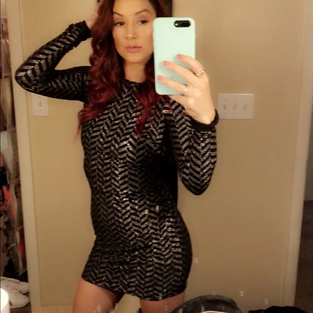 ✨Shimmery long sleeve formal dress